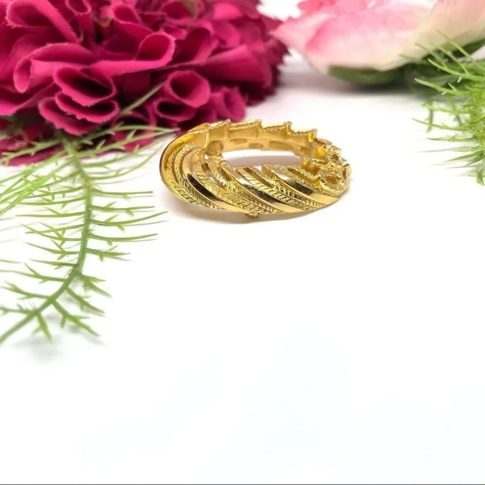 VINTAGE⚜️TRIFARI Golden Feathered Oval Brooch